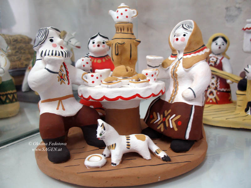 Teezeremonie mit Samowar. Museum des Kargopoler Spielzeuges im Zentrum der Volkshandwerke „Bereginja“. Kargopol © Oksana Fedotova 